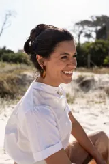 Aros tipo argolla ancha de acrílico color carey.