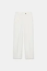 Pantalón blanco de tiro alto con pernera recta y pinzas marcadas en el frente. Cierre frontal con botón metálico dorado.