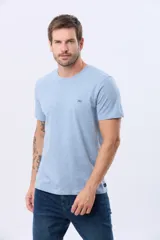 Remera lisa de manga corta y cuello redondo, color gris oscuro, de calce cómodo con pequeño logo bordado en el pecho.