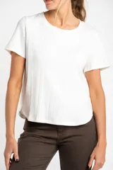 Remera blanca de manga corta con cuello redondo y textura acanalada vertical.