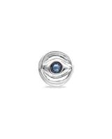 Anillo tipo sello plateado con forma de ojo y cristal facetado azul.