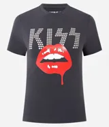 Remera baby tee de algodón color negro, con cuello redondo y mangas cortas. Presenta una estampa frontal con el logo de la banda KISS en pedrería brillante y un gráfico de labios rojos en el centro.
