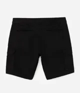 Bermuda de sarga negra de corte recto y holgado para hombre, con bolsillos cargo laterales con solapa, cintura con pasadores y cierre frontal con botón y cremallera.