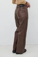 Pantalon de cuero sintetico con corte recto y tiro medio, con costuras verticales decorativas en el frente y bolsillos laterales.