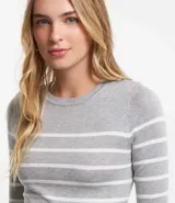Blusa de punto de viscosa con cuello redondo, mangas largas y diseño de rayas horizontales contrastantes.