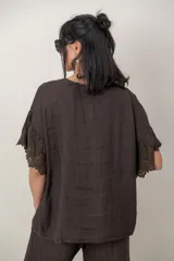 Blusa de lino color tostado, de corte holgado y manga corta con inserción de puntilla bordada.