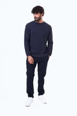 Pantalón de gabardina en color negro, de corte recto y ajuste cómodo, con cierre frontal y bolsillos laterales.