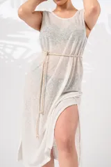 Vestido largo blanco de algodón fino, sin mangas, con corte en la pierna y lazo en la cintura.