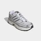 Championes Adidas Adistar Control 3 de color blanco y plateado con diseño inspirado en los años 2000, confeccionados con exterior de malla transpirable y rayas sintéticas.