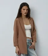 Blazer de sastrería color tostado, de corte oversized y largo. Presenta solapas clásicas, bolsillos laterales y detalle de pliegues en los puños. Confeccionado en tejido crepé con forro interior.