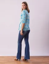 Blusa de algodón estampado marca Ruby Rd, con escote en V cruzado y mangas ¾.