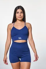 Conjunto deportivo compuesto por un top de breteles finos con logo estampado y un short de tiro alto, ambos en tejido acanalado de color azul marino.
