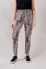 Pantalón de viscosa con estampado animal print, corte recto y cintura elástica con cordón ajustable.
