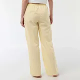 Pantalón de pijama de corte recto y holgado, confeccionado en tela de popelina color amarillo con estampado de rayas verticales blancas finas. Cuenta con cintura elástica para mayor comodidad.