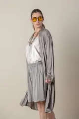 Túnica italiana larga en satén de seda color azul marino liso, de corte suelto con bolsillos laterales.