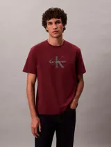 Remera de algodón bordó con cuello redondo, manga corta y corte regular. Presenta estampado y bordado con el monograma y logotipo de Calvin Klein en el pecho.
