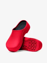 Zueco rojo de poliuretano con plantilla anatómica extraíble de corcho y látex.