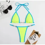 Bikini de dos piezas con corpiño triangular y bombacha colaless. El diseño destaca por sus detalles de cadenas doradas con perlas incrustadas en los breteles del corpiño y en los laterales de la bombacha. Presenta una combinación de colores vibrantes en amarillo y naranja.