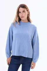 Buzo tejido de punto acanalado en color bordó, con cuello alto y mangas largas anchas con puños ajustados.