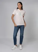 Remera rosa de algodón con logo de Calvin Klein Jeans estampado en el frente en color verde agua.