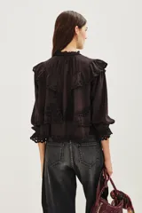 Camisa de algodón con diseño de encaje bordado, cuello mao, cierre frontal de botones y mangas largas con puños con volados.