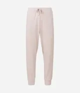 Pijama masculino de dos piezas confeccionado en tejido fleece texturizado. Incluye una remera de manga larga con cuello redondo y puños ajustados, y un pantalón tipo jogger con cintura elástica, cordón de ajuste y bolsillos laterales.