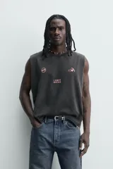 Musculosa de corte relajado con efecto lavado, cuello redondo y sisas amplias. Presenta estampados gráficos en color rosa en el frente con la frase 'I KEPT GOING'.