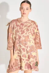 Sweater tipo remerón oversize con proceso artesanal batik en tonos marrones y amarillos.