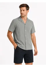 Camisa de manga corta Arrow color gris, confeccionada en mezcla de lino y algodón, con cuello camisero abierto y cierre frontal de botones.