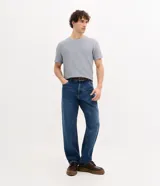 Remera de hombre marca Marfinno, con textura horizontal, cuello redondo y mangas cortas, de corte regular.