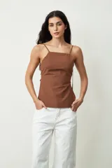 Musculosa marrón con breteles finos y escote cuadrado. Diseño ajustado al cuerpo.