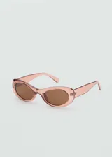 Gafas de sol con diseño ovalado y montura de pasta en tono rosado translúcido. Cuentan con cristales oscuros con protección UV categoría 3.