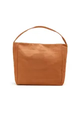 Cartera tipo tote de gamuza color tostado, con diseño minimalista, estructura rectangular y asa única integrada.