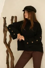 Sweater de bremer color negro con cuello alto, diseño holgado y mangas anchas con detalle de botones laterales.