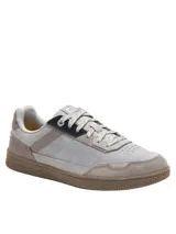 Championes Cat modelo Pause, de diseño retro y minimalista en tonos grises. Confeccionados en una combinación de gamuza y lona, cuentan con suela de goma texturizada y cierre mediante cordones.