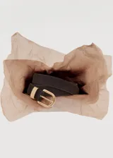 Cinturón de piel bovina color marrón oscuro, con hebilla metálica dorada y pasador a juego.