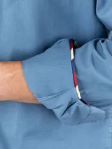 Camisa celeste de algodón con cuello abotonado, corte regular fit, manga larga con puños simples y logo bordado en el pecho.