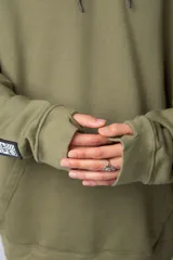 Buzo canguro oversize de tela friza, color negro, con capucha, cordones ajustables con logo y bolsillo frontal tipo canguro.