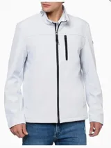 Campera deportiva Calvin Klein de hombre, color blanco, con tecnología resistente al agua y tejido elástico. Presenta cierre frontal con cremallera negra, cuello alto y un bolsillo vertical con cierre negro en el pecho.