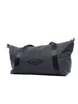 Bolso deportivo Umbro de color negro, confeccionado en material sintético resistente. Cuenta con cierre principal, doble asa de mano y logo de la marca estampado en el frente.