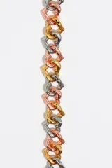Collar de cadena tricolor con eslabones en forma de corazón entrelazados en tonos dorado, plateado y rosado. Presenta un cierre de barra T y un pequeño dije de corazón con logo grabado.