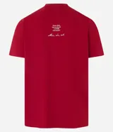 Remera de algodón color borgoña, de corte recto, con cuello redondo y mangas cortas. Estampa frontal con la frase "Mar, céu, sol" en color blanco.