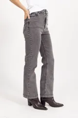 Jean de tiro alto con corte semi oxford, confeccionado en denim azul oscuro con costuras en contraste.