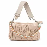 Cartera tipo bandolera y shopper color beige, con diseño fruncido y suave. Incluye una manija corta trenzada de cordones en tonos blanco, naranja y verde, y una correa ancha regulable y desmontable al tono.