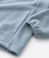 Buzo de fleece color verde agua con capucha ajustable, cierre frontal completo y bolsillo con cierre en el pecho. Presenta un diseño funcional con recortes en tejido plano y calce regular.