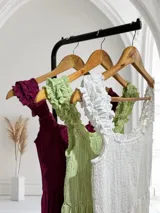 Vestido corto con textura elástica, escote recto con volados y corte debajo del busto.