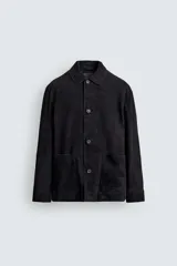 Sobrecamisa de ante color negro, con corte relaxed fit, cuello solapa, manga larga con puño abotonado, bolsillos de plastrón en la cadera y cierre frontal con botones.