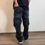 Jean cargo de corte baggy en color gris lavado, con múltiples bolsillos laterales con solapa y costuras reforzadas en las rodillas.