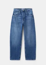 Jeans de denim azul de corte wide leg y tiro medio, con diseño clásico de cinco bolsillos y cierre frontal con botón y cremallera.