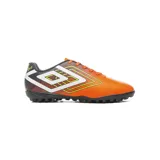 Championes de fútbol 5 Umbro Reflect F5 color celeste con detalles en amarillo y fucsia. Presentan el logo de Umbro en el lateral y suela de goma con tapones.